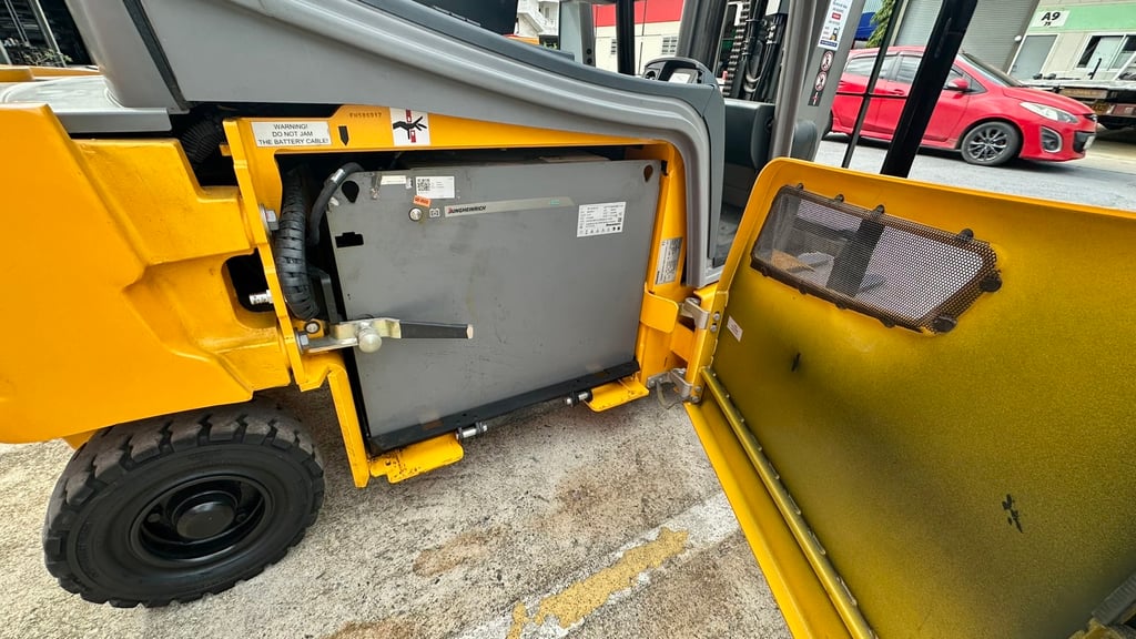226 รถยกไฟฟ้านั่งขับ Jungheinrich EFG320GE105-310ZZ