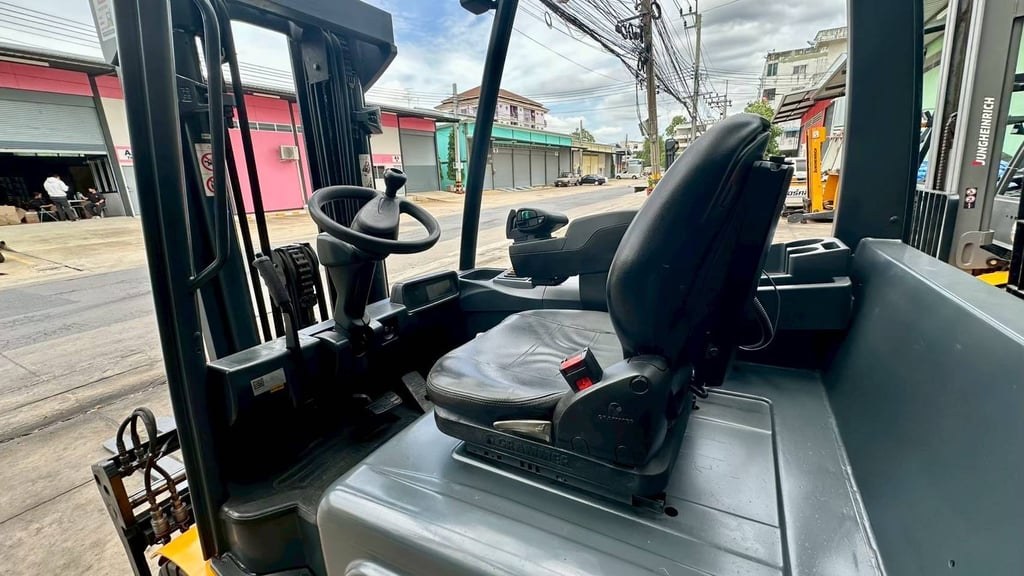 230 รถไฟฟ้านั่งขับ Jungheinrich EFG425k
