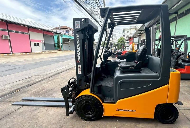 230 รถไฟฟ้านั่งขับ Jungheinrich EFG425k