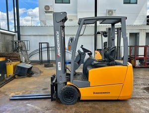 235 รถไฟฟ้านั่งขับ Jungheinrich EFG216