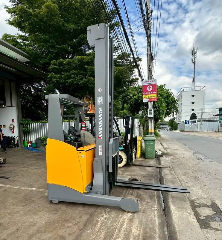 229 รถไฟฟ้านั่งข้าง Jungheinrich ETV120n GE-842DZ