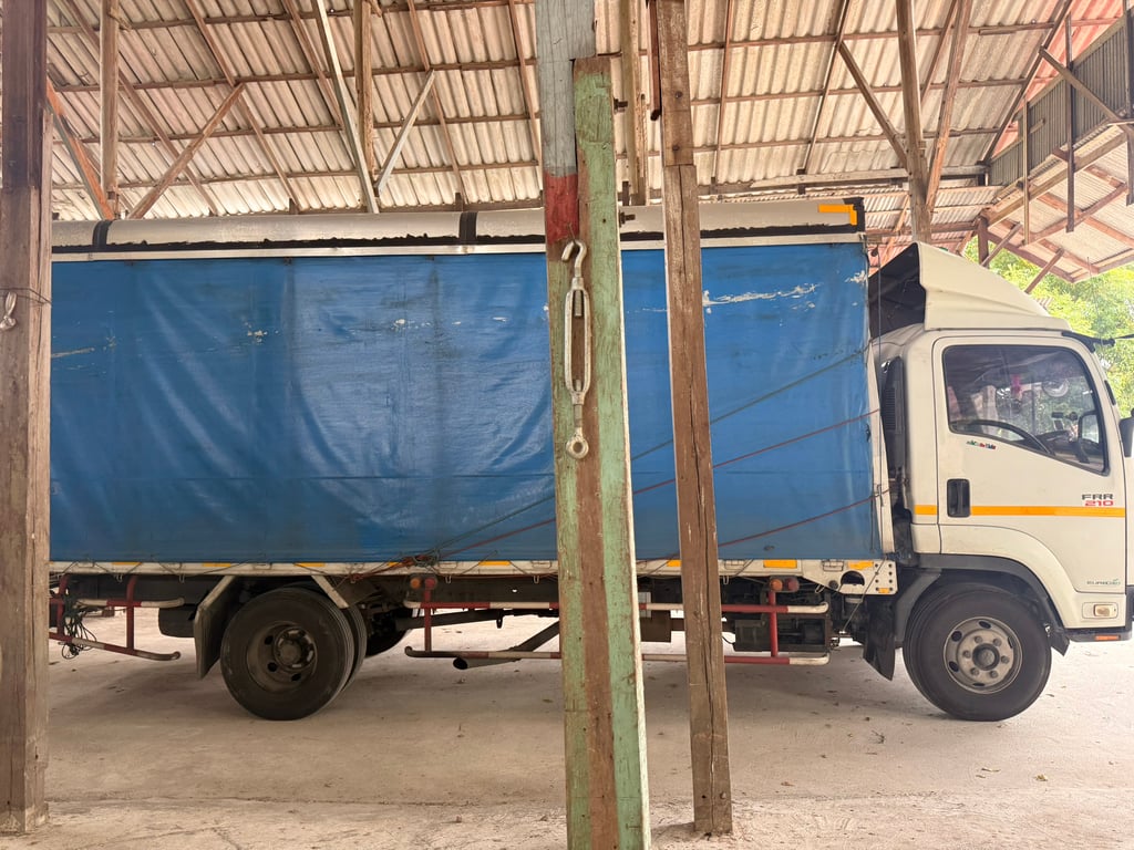 ISUZU FRR 210แรงม้า รถบรรทุก 6ล้อ กระบะคอกสูง ปี2013 เลขไมล์ 249,790 กม. ISUZU FRR 210แรงม้า รถบรรทุก 6ล้อ กระบะคอกสูง ปี2013 เลขไมล์ 249,790 กม.