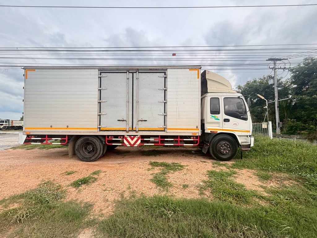 ISUZU FTR33 200แรงม้า รถบรรทุก 6ล้อ ตู้แห้ง ปี2005 รถพร้อมใช้งานดูรถได้ที่จังหวัดสุพรรณบุรี