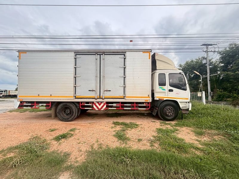 ISUZU FTR33 200แรงม้า รถบรรทุก 6ล้อ ตู้แห้ง ปี2005 รถพร้อมใช้งานดูรถได้ที่จังหวัดสุพรรณบุรี