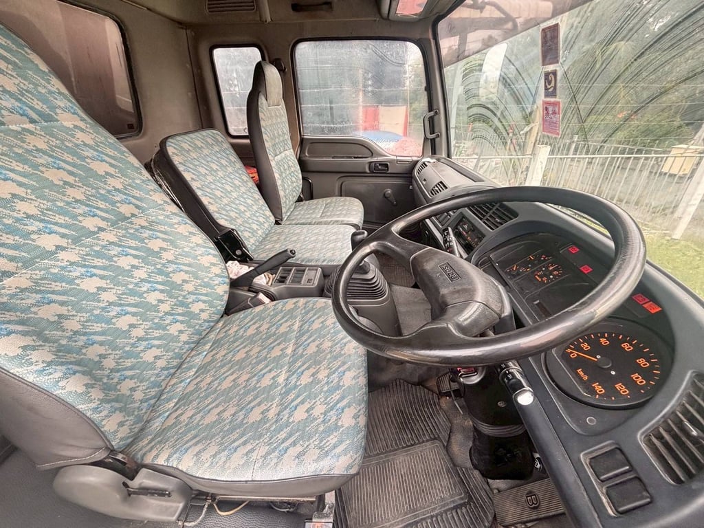 ISUZU FTR33 200แรงม้า รถบรรทุก 6ล้อ ตู้แห้ง ปี2005 รถพร้อมใช้งานดูรถได้ที่จังหวัดสุพรรณบุรี