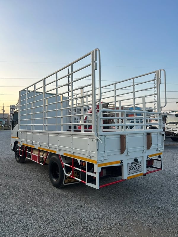 ISUZU NMR รถบรรทุก 6ล้อ กระบะคอกสูง ปี2013 รถติดก๊าซพร้อมใช้งานดูรถได้ที่สุพรรณบุรี