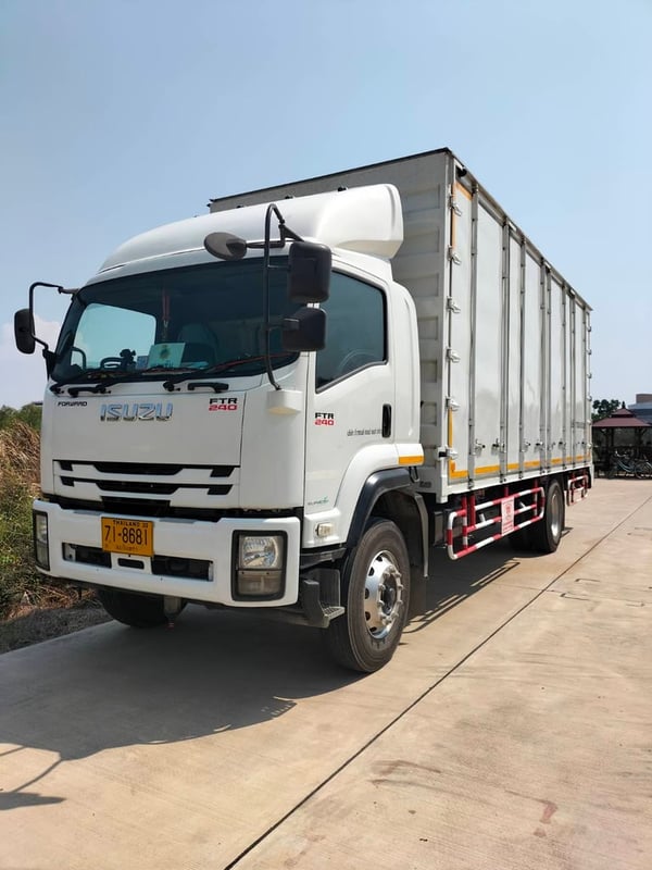 ขายรถบรรทุก 6 ล้อ  2 เพลา ISUZU FTR240 ปี 61 ทะเบียน 71-8681 ตู้ทึบยาว 7.50 เมตร 