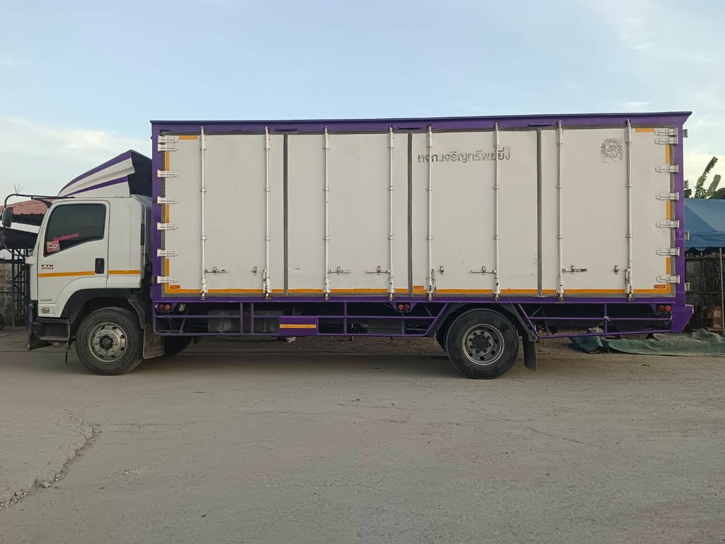 ISUZU FTR 240แรงม้า รถบรรทุก 6ล้อ ตู้แห้ง ปี2556 ISUZU FTR 240แรงม้า รถบรรทุก 6ล้อ ตู้แห้ง ปี2556