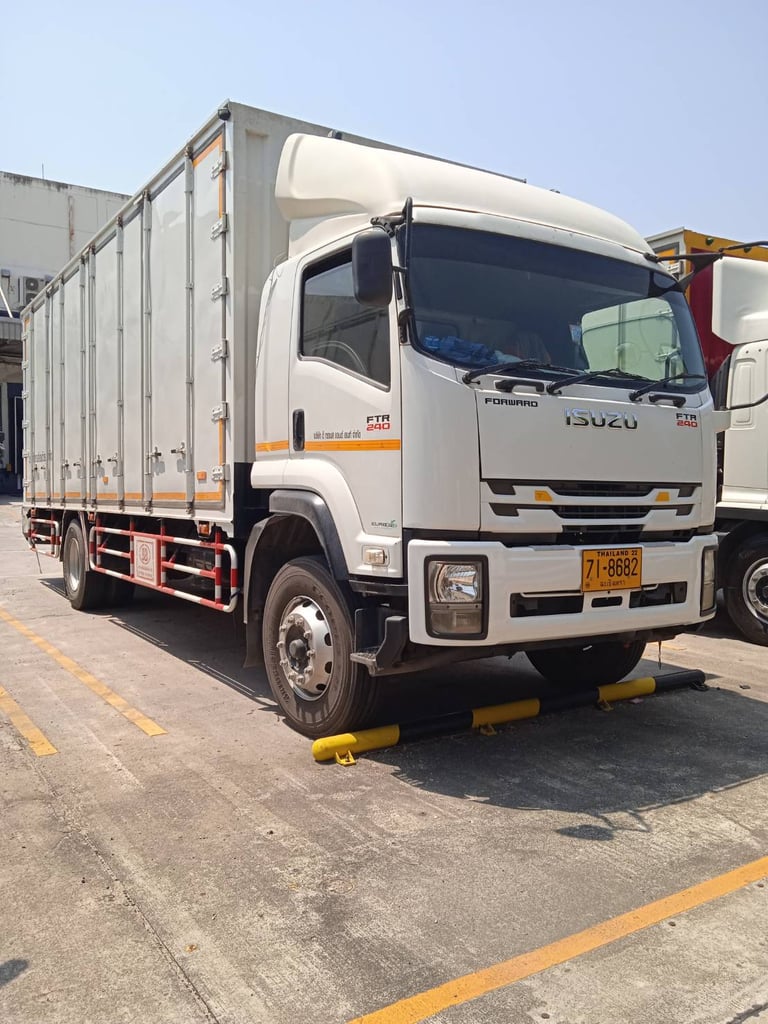 ISUZU FTR240 ปี 61 ตู้ทึบยาว 7.50 เมตร ทะเบียน 71-8682 ฉช. ISUZU FTR240 ปี 61 ตู้ทึบยาว 7.50 เมตร ทะเบียน 71-8682 ฉช.