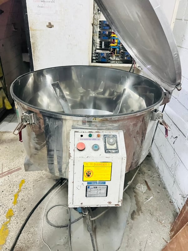 เครื่องผสมวัตถุดิบอุตสาหกรรม สแตนเลส (เครื่องผสมเม็ดพลาสติก , ผงเคมี) เครื่องผสมวัตถุดิบอุตสาหกรรม สแตนเลส (เครื่องผสมเม็ดพลาสติก , ผงเคมี)