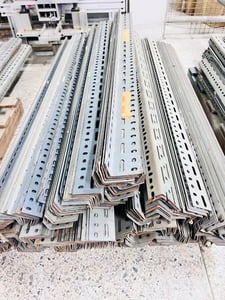 เหล็กฉากรู (Slotted Angle Steel) สภาพดีที่ถอดออกมาจากชั้นวางของ เหมาะมากสำหรับกลุ่มพ่อค้าแม่ค้าที่หาไปทำชั้นสต็อกสินค้าหรือใช้ในร้านค้าครับ