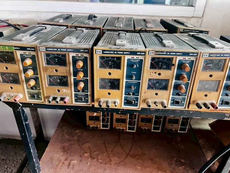 ชุดเครื่องจ่ายไฟ Lab DC Power Supply และเครื่องมือช่างอิเล็กทรอนิกส์มือสอง