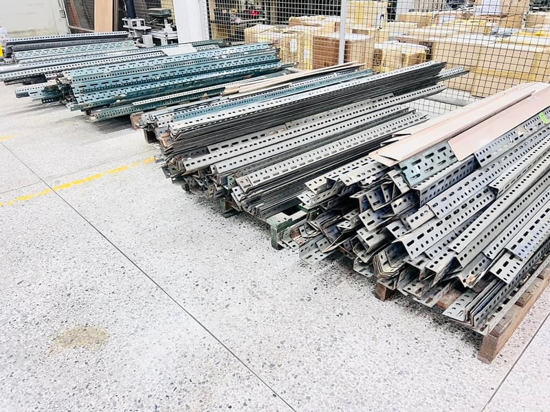 เหล็กฉากรู (Slotted Angle Steel) สภาพดีที่ถอดออกมาจากชั้นวางของ เหมาะมากสำหรับกลุ่มพ่อค้าแม่ค้าที่หาไปทำชั้นสต็อกสินค้าหรือใช้ในร้านค้าครับ