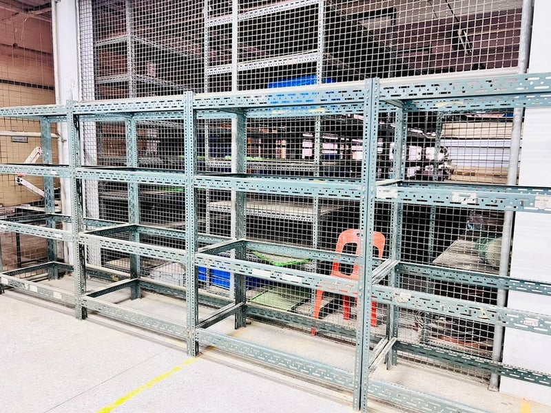 เหล็กฉากรู (Slotted Angle Steel) สภาพดีที่ถอดออกมาจากชั้นวางของ เหมาะมากสำหรับกลุ่มพ่อค้าแม่ค้าที่หาไปทำชั้นสต็อกสินค้าหรือใช้ในร้านค้าครับ