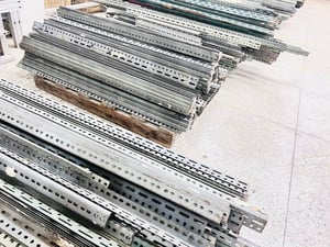เหล็กฉากรู (Slotted Angle Steel) สภาพดีที่ถอดออกมาจากชั้นวางของ เหมาะมากสำหรับกลุ่มพ่อค้าแม่ค้าที่หาไปทำชั้นสต็อกสินค้าหรือใช้ในร้านค้าครับ