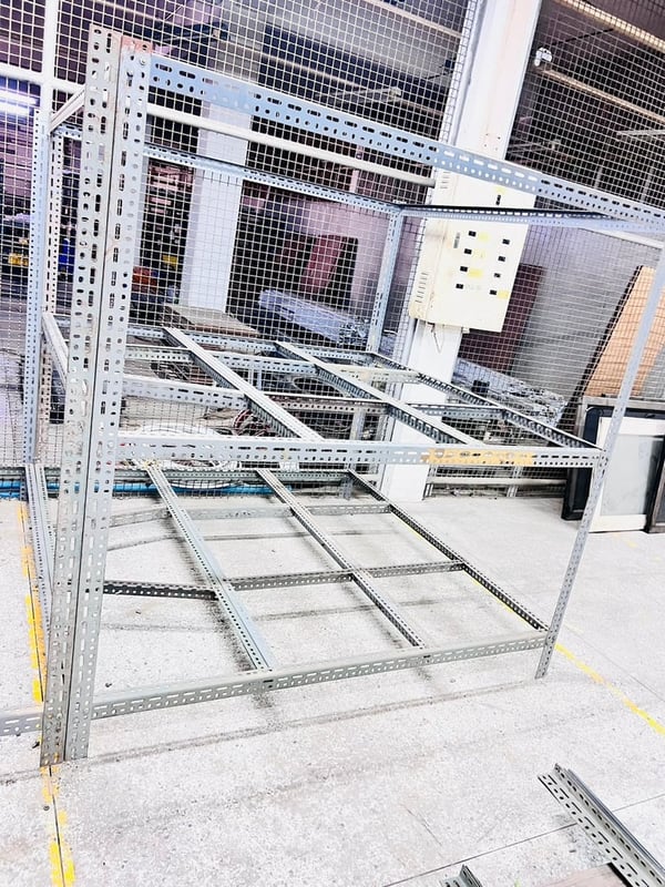 เหล็กฉากรู (Slotted Angle Steel) สภาพดีที่ถอดออกมาจากชั้นวางของ เหมาะมากสำหรับกลุ่มพ่อค้าแม่ค้าที่หาไปทำชั้นสต็อกสินค้าหรือใช้ในร้านค้าครับ
