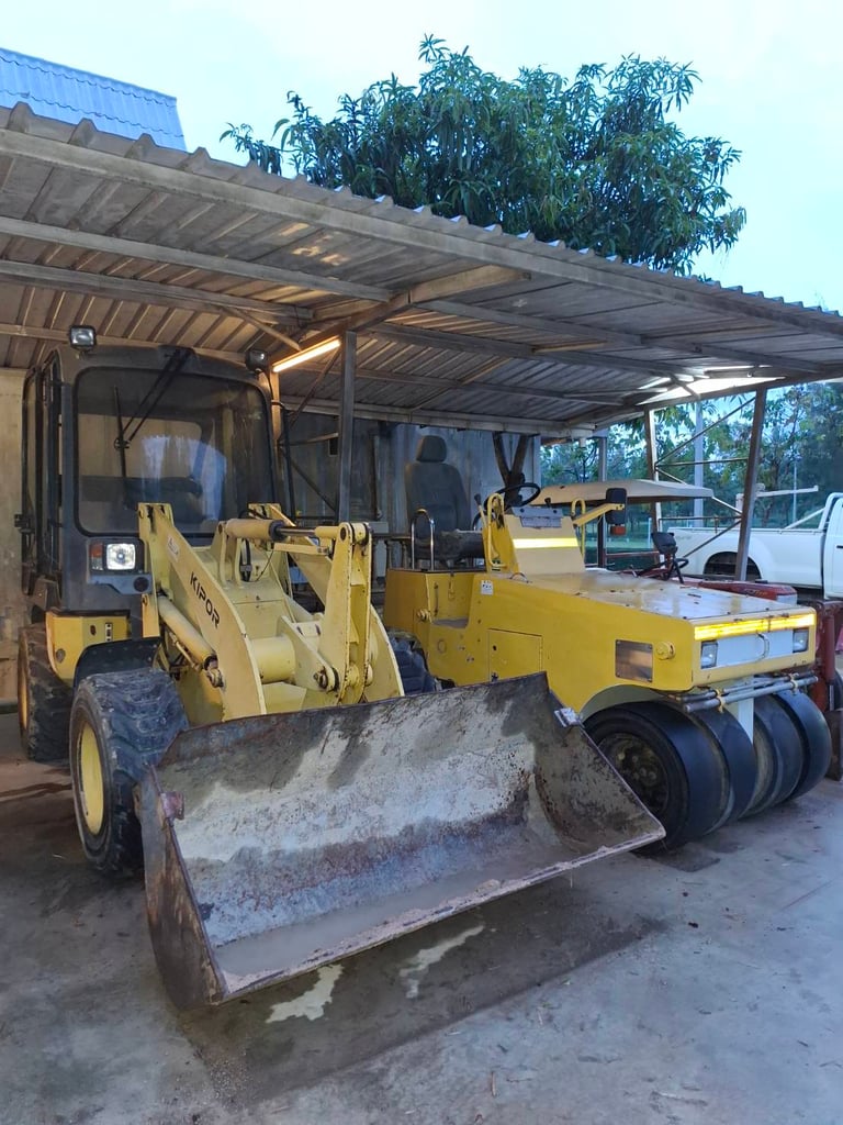 เหมา 3 คันพร้อมหัวเจาะใหญ่! Kobelco PC60 + รถตักล้อยาง + รถบดล้อยาง เหมา 3 คันพร้อมหัวเจาะใหญ่! Kobelco PC60 + รถตักล้อยาง + รถบดล้อยาง