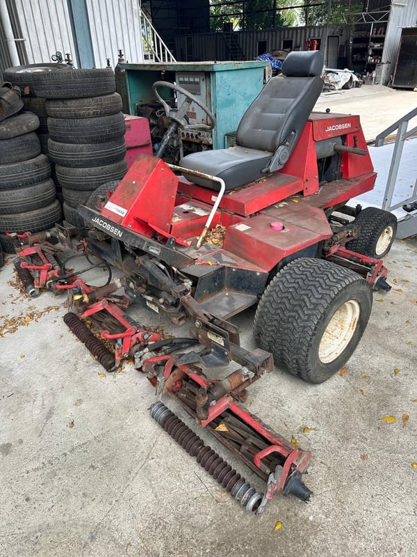 เหมาขาย 4 ชิ้นใหญ่ รถกวาดถนน + รถตัดหญ้า 5 แก๊งค์ + เครื่องปั่นไฟ + เครื่องปั่นไฟเชื่อมเหล็ก