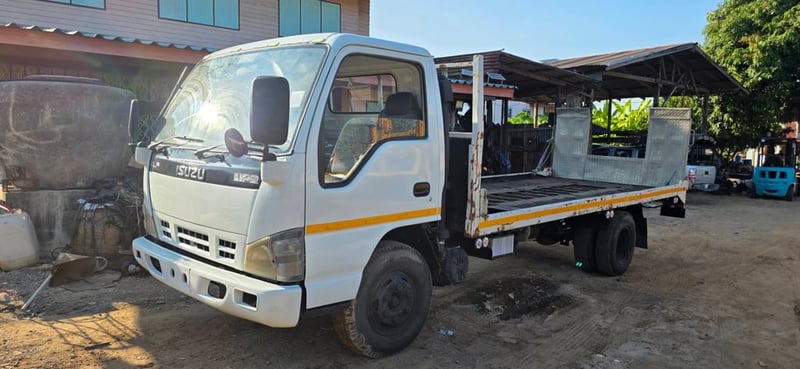 เป็นรถพื้นเรียบหางพับได้ขายรถ 6 ล้อ isuzu NPR 7..เครื่อง4HG1-130เทอร์โบปี49ยาว 5 เมตรรถพื้นเรียบห่างพับได้เอกสารทะเบียนพร้อมภาษีเต็มตามสภาพนี้สนใจ 091-146-4263