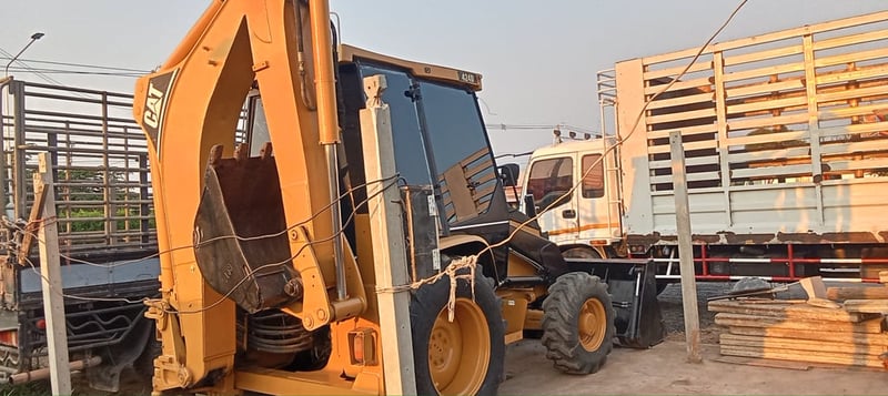ขายรถตัก CAT ขุดหน้าขุดหลัง 4WD สภาพพร้อมใช้แอร์เย็นมีทะเบียน
