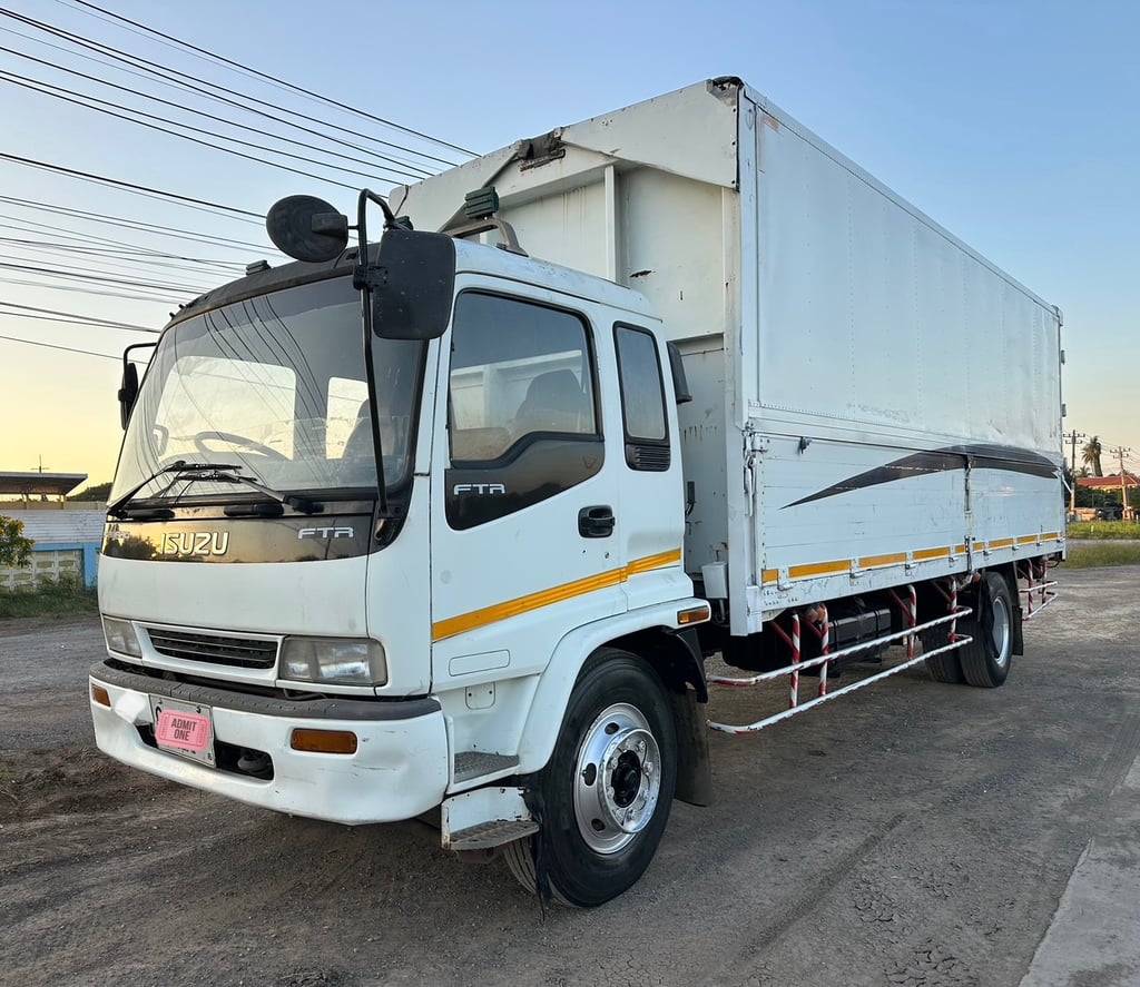 ราคา 390,000 บาทขายรถบรรทุกตู้แห้ง 6 ล้อ isuzu deca เครื่อง 6 HH1-200 แรงม้าฝาขาวรถปี 46 กระบะยาว 7.20 เมตรกว้าง 2.41 เมตรสูง 2.40 เมตรเอกสารทะเบียนพร้อมโอนสนใจ 091-146-4263 เยี่ยม