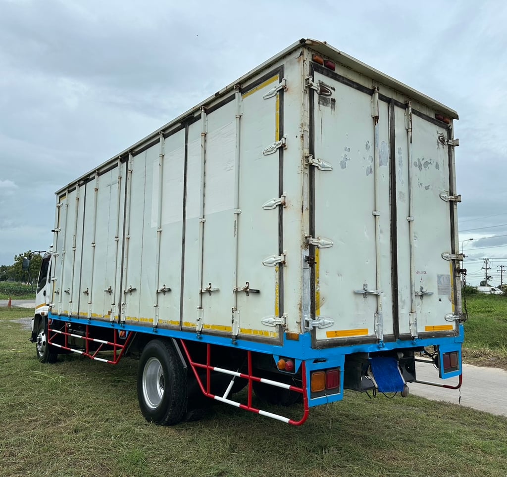 ขายรถบรรทุกตู้แห้ง isuzu deca เครื่อง 200 แรงม้ายาว 7 เมตร 20 เอกสารทะเบียนพร้อม