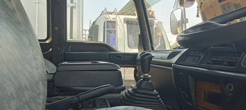 ราคา499000บาทขายรถบรรทุก isuzu FTR 33 P2 เครื่อง6HH1- 200 ฝาขาวตู้แห้ง 10 บานรถปี 46 กระบะตู้ในยาว 7.40 เมตร ในกว้าง 2 .32เมตร ในสูง 2 .57เมตรเอกสารทะเบียนพร้อมทะเบียนแจ้งม.79 รถพร้อมใช้งานสนใจติดต่อ 091-146-4263 คุณเยี่ยม