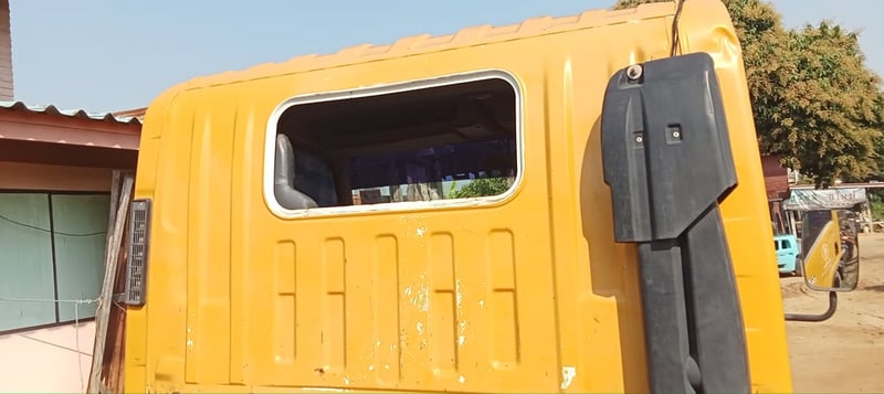 ราคา199000บาทขายรถบรรทุก 4 ล้อ isuzuNLRเครื่อง 130 แรงม้ารถปี57เครื่องติดได้มีทะเบียนขายตามสภาพนี้เลยไม่มีแบตเตอรี่ให้สนใจ 091-146-4263ราคา199000บาท