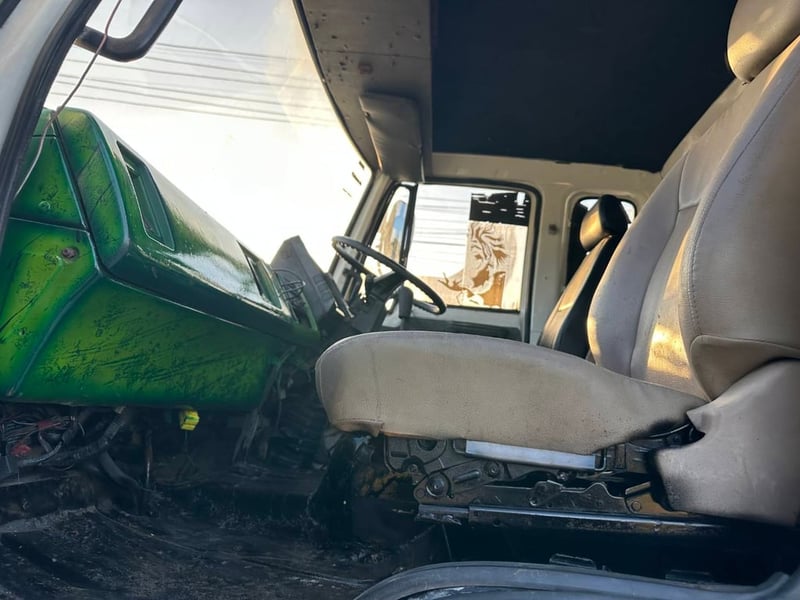 ขายรถบรรทุก 6 ล้อตู้แห้ง 10 บาท isuzu เครื่อง 205 แรงม้าแน่นมากๆรถปี่38พร้อมใช้งานกระบะยาว 7.42ม.กว้าง2.42ม.สูง 2.60ม.เอกสารทะเบียนพร้อมสนใจ 091-146-4263