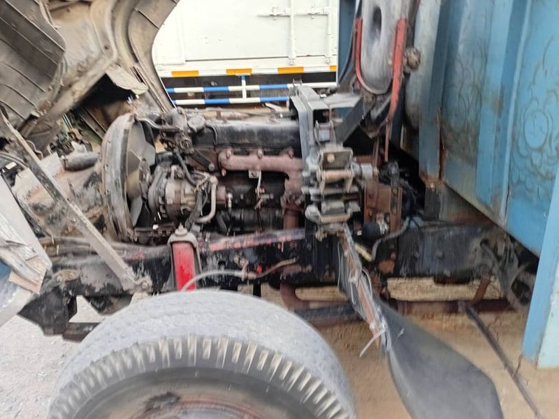 ราคา189000บสทขายรถบรรทุก 6 ล้อ isuzuNRR เครื่อง 6 bg1 -175 แรงม้ารถปี 38 พวงมาลัยพาวเวอร์เบรคธรรมดาแอร์เช็คระบบ กระบะเหล็กยาว 5.80 เมตร ยาง 825 ขอบ 16 พร้อมใช้งาน