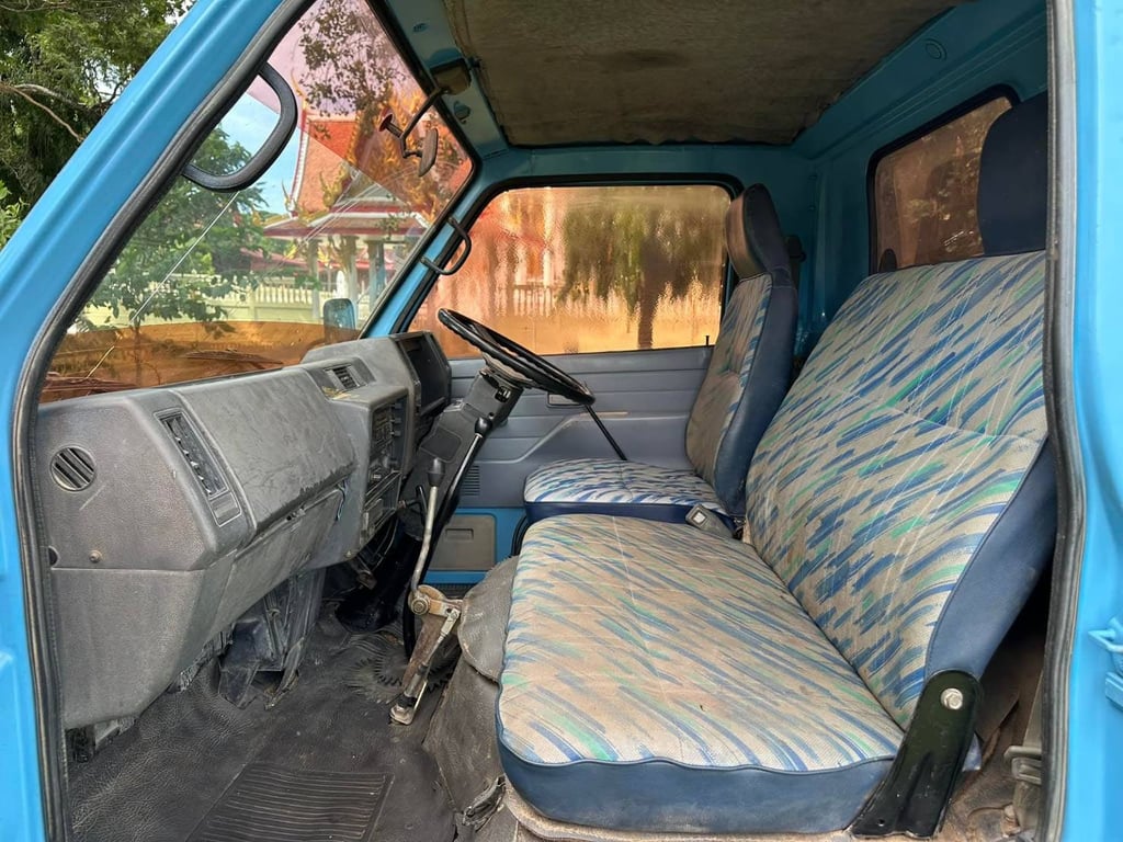 ราคา 19 5,000 บาทขายรถบรรทุก 6 ล้อดั้ม isuzu เป็น NKR เครื่อง 88 แน่นมากๆพวงมาลัยพาวเวอร์มีสโลกลางดั้มยิงหน้าเอกสารทะเบียนพร้อมสนใจ 091-146-4263