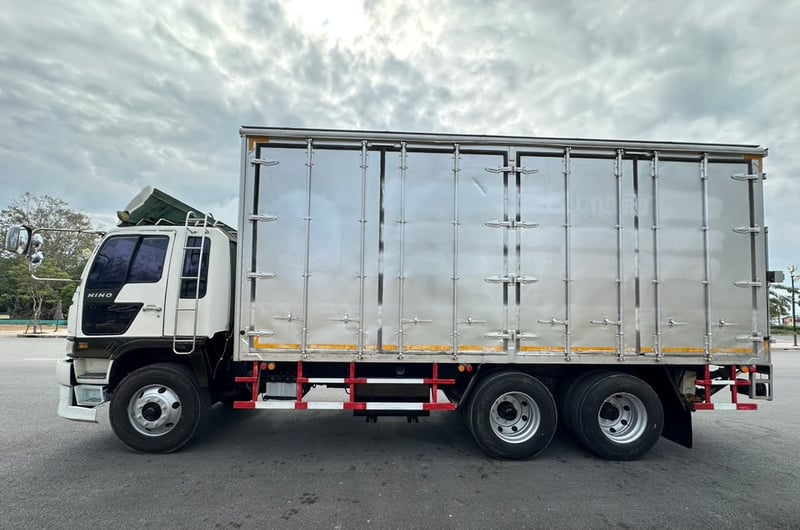 ราคา439000บาทขายรถบรรทุกสิบล้อตู้ 10 บาน hino FL 1 <เครื่อง jo8c turbo -220 แรงม้าเครื่องแห้งไม่มีไอไ ม่มีเยิ้มรถปี 37 ยาว 6 เมตร 30 กว้าง 2 เมตร 47 สูง 2 เมตร 65 เอกสารทะเบียนพร้อมใช้สนใจ 091-146-4263 คุณเยี่ยม hino | FL | ปี 1994 ฿ 439,000