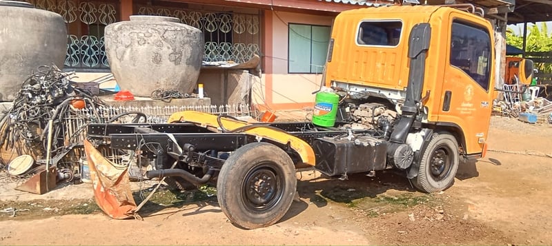 ราคา199000บาทขายรถบรรทุก 4 ล้อ isuzuNLRเครื่อง 130 แรงม้ารถปี57เครื่องติดได้มีทะเบียนขายตามสภาพนี้เลยไม่มีแบตเตอรี่ให้สนใจ 091-146-4263ราคา199000บาท