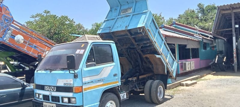ราคา189000บาทขายรถบรรทุกหกล้อดั้ม isuzu nkr 55 EU รถห้างเครื่องดีดั้มยิงหลัง 3 คิวกระบะยาว 2.80 .เมตรกว้าง1.90เมตร ทะเบียนม 79 รถพร้อมใช้งานสนใจ 091-146-4263 คุณเยี่ยม
