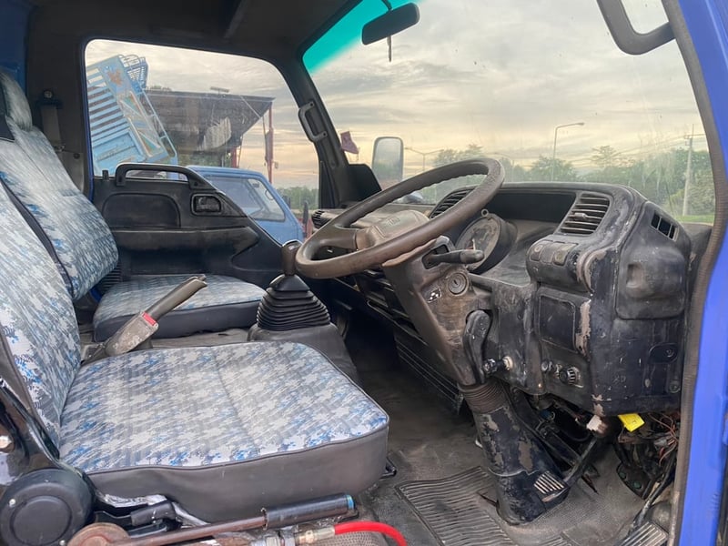 ขายรถบรรทุก 6 ล้อติดเครน isuzu NPR 71 เครื่อง 4 HG1-130 แรงม้ารถปี 48 เคนยูนิค 3 ตันท้องแบน 4 ปลอก 3 ชักสุดท้ายใช้ถอดสลับมือดึงกระบะติดเคแล้วเหลือ 4 เมตร 50เอกสารทะเบียนพร้อม