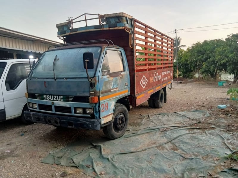 ขายรถบรรทุก 6 ล้อ isuzu NPR 115 แรงม้าเครื่องดีพวงมาลัยธรรมดาก็สีสวยเอกสารทะเบียนพร้อม ขายรถบรรทุก 6 ล้อ isuzu NPR 115 แรงม้าเครื่องดีพวงมาลัยธรรมดาก็สีสวยเอกสารทะเบียนพร้อม