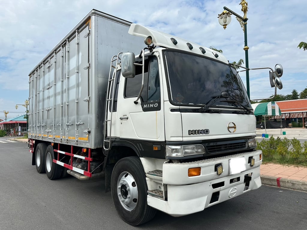 ราคา479000บาทขายรถบรรทุกสิบล้อตู้ 10 บาน hino FL 1 <เครื่อง jo8c turbo -220 แรงม้าเครื่องแห้งไม่มีไอไ ม่มีเยิ้มรถปี 37 ยาว 6 เมตร 30 กว้าง 2 เมตร 47 สูง 2 เมตร 65 เอกสารทะเบียนพร้อมใช้สนใจ 091-146-4263 คุณเยี่ยม