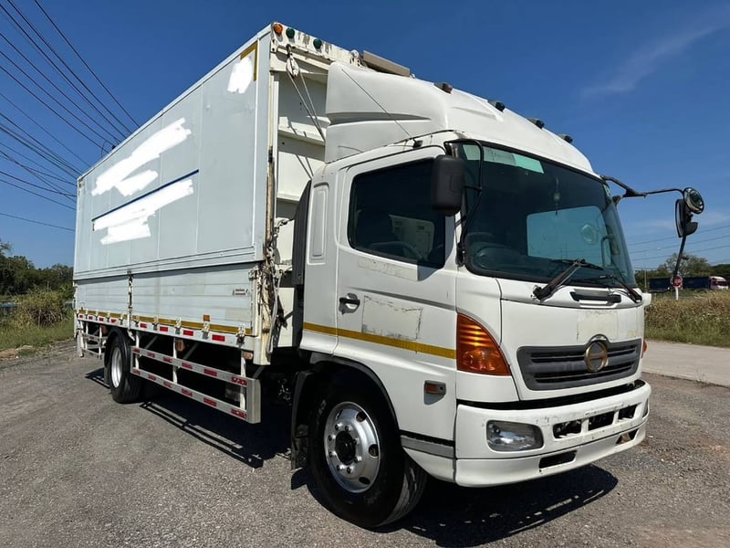 ราคา 489000บาทขายรถบรรทุก 6 ล้อ hino FG 1Jเครื่องJO8Cเทอร์โบ-212แรงม้ารถปี 48 กระบะยาว 7 เมตร 54 กว้าง 2 เมตร 50 สูง 2.70 เมตรเอกสารทะเบียนพร้อมสนใจ 091-146-4263 ด่วน