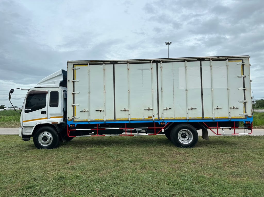 ขายรถบรรทุกตู้แห้ง isuzu deca เครื่อง 200 แรงม้ายาว 7 เมตร 20 เอกสารทะเบียนพร้อม