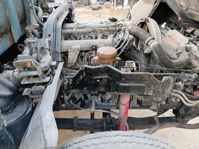 ราคา189000บสทขายรถบรรทุก 6 ล้อ isuzuNRR เครื่อง 6 bg1 -175 แรงม้ารถปี 38 พวงมาลัยพาวเวอร์เบรคธรรมดาแอร์เช็คระบบ กระบะเหล็กยาว 5.80 เมตร ยาง 825 ขอบ 16 พร้อมใช้งาน