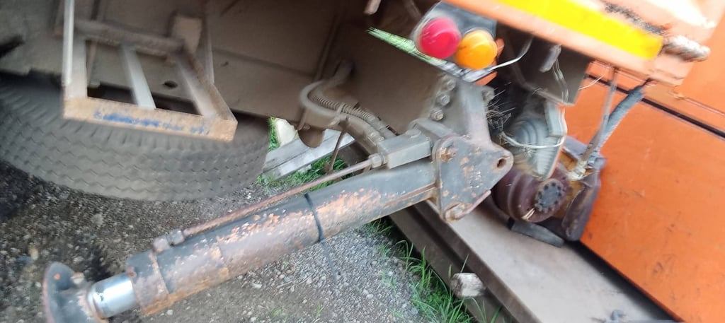 ราคา 139,000 บาทขายรถบรรทุก 6 ล้อmitsubishi เครื่อง 6d14 -160 แรงม้าแน่นมากๆปี 33มีช่องวางเครน เบรคธรรมดาพวงมาลัยพาวเวอร์รถมีทะเบียนพร้อมกันชนหน้ามี แบตเตอรี่ไม่มีให้ครับผมสนใจ091-146-4263