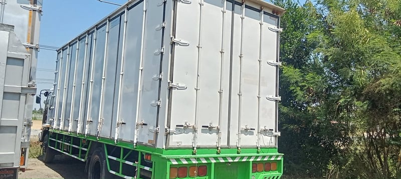 ราคา499000บาทขายรถบรรทุก isuzu FTR 33 P2 เครื่อง6HH1- 200 ฝาขาวตู้แห้ง 10 บานรถปี 46 กระบะตู้ในยาว 7.40 เมตร ในกว้าง 2 .32เมตร ในสูง 2 .57เมตรเอกสารทะเบียนพร้อมทะเบียนแจ้งม.79 รถพร้อมใช้งานสนใจติดต่อ 091-146-4263 คุณเยี่ยม