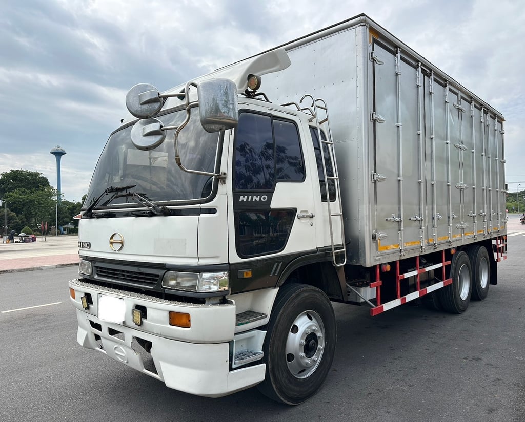 ราคา479000บาทขายรถบรรทุกสิบล้อตู้ 10 บาน hino FL 1 <เครื่อง jo8c turbo -220 แรงม้าเครื่องแห้งไม่มีไอไ ม่มีเยิ้มรถปี 37 ยาว 6 เมตร 30 กว้าง 2 เมตร 47 สูง 2 เมตร 65 เอกสารทะเบียนพร้อมใช้สนใจ 091-146-4263 คุณเยี่ยม