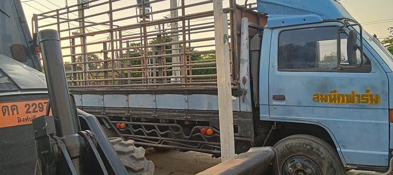 ราคา179000บาทขายรถทุก 6 ล้อ isuzu nkr 115 แรงม้าปี 32 เอกสารทะเบียนพร้อมรถพร้อมใช้งานสนใจ 091-146-4263 คุณเยี่ยม