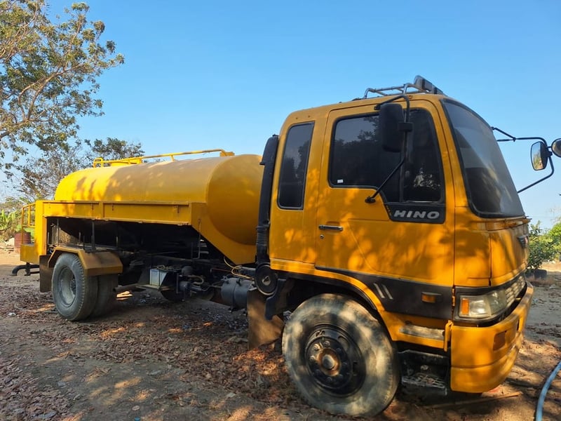  ราคา 25 9,000 บาทขายรถบรรทุกน้ำ hino FE เครื่อง WO6E-165แรงม้าแน่นมากๆพร้อมถังน้ำ 6,000 ลิตรระบบดูดระบบปล่อยน้ำปั๊มรถพร้อมใช้งานไม่มีทะเบียนครับผม