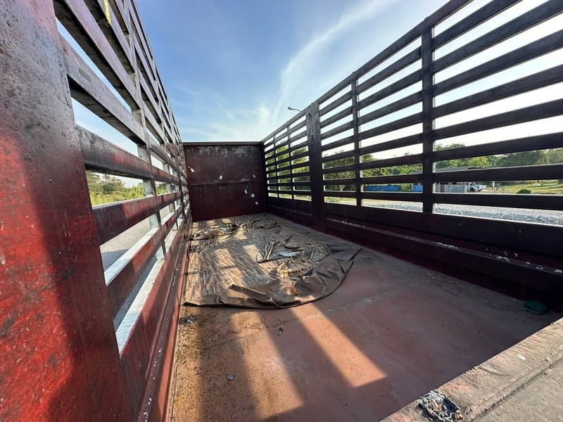 ขายรถบรรทุก 6 ล้อ isuzu deca FTR 33p2y เครื่อง 6JHH-1 200 แรงม้ารถปี 46 กระบะเหล็กยาว 7.20 เอกสารทะเบียนพร้อมยาง 900 ขอบ 20 สนใจ 091-146-4263 คุณเยี่ยม