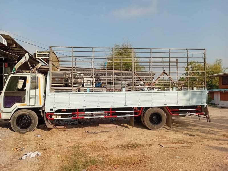 ราคา 269,000 บาทขายรถบรรทุก 6 ล้อคอกสูง isuzu frr เครื่อง 6BG1-175 แรงม้าเบรคทิฟฟี่พวงมาลัยพาวเวอร์แอร์ต้องเช็คระบบกระบะยาว 7 เมตรกว่าเอกสารทะเบียนพร้อมสนใจติดต่อคุณเยี่ยม 0 9 1 1 4 6 4263