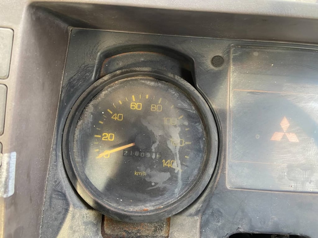 ราคา 139,000 บาทขายรถบรรทุก 6 ล้อmitsubishi เครื่อง 6d14 -160 แรงม้าแน่นมากๆปี 33มีช่องวางเครน เบรคธรรมดาพวงมาลัยพาวเวอร์รถมีทะเบียนพร้อมกันชนหน้ามี แบตเตอรี่ไม่มีให้ครับผมสนใจ091-146-4263