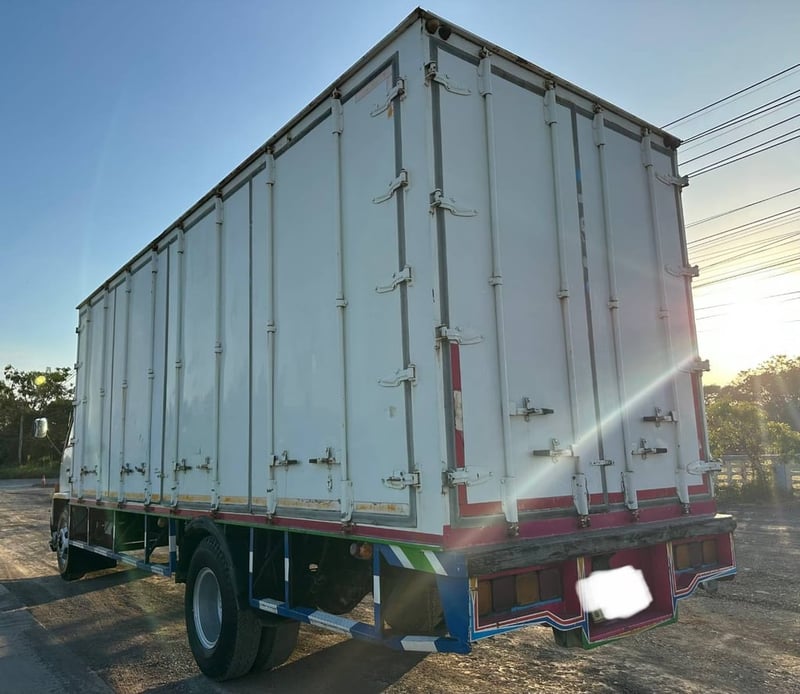 ขายรถบรรทุก 6 ล้อตู้แห้ง 10 บาท isuzu เครื่อง 205 แรงม้าแน่นมากๆรถปี่38พร้อมใช้งานกระบะยาว 7.42ม.กว้าง2.42ม.สูง 2.60ม.เอกสารทะเบียนพร้อมสนใจ 091-146-4263