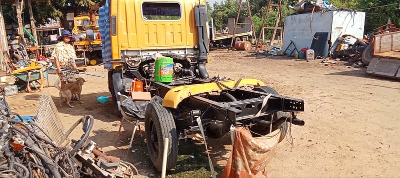 ราคา199000บาทขายรถบรรทุก 4 ล้อ isuzuNLRเครื่อง 130 แรงม้ารถปี57เครื่องติดได้มีทะเบียนขายตามสภาพนี้เลยไม่มีแบตเตอรี่ให้สนใจ 091-146-4263ราคา199000บาท